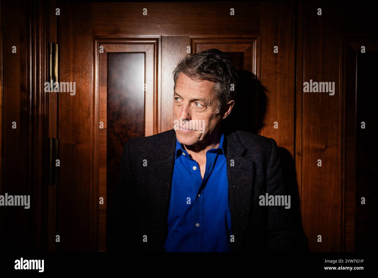 Berlin, Deutschland. November 2024. Hugh Grant, Schauspieler, steht vor einem Interviewtermin in einem Berliner Hotel. Hugh Grant spielt einen Bösewicht im Film „Ketzer“. Quelle: Christoph Soeder/dpa/Alamy Live News Stockfoto