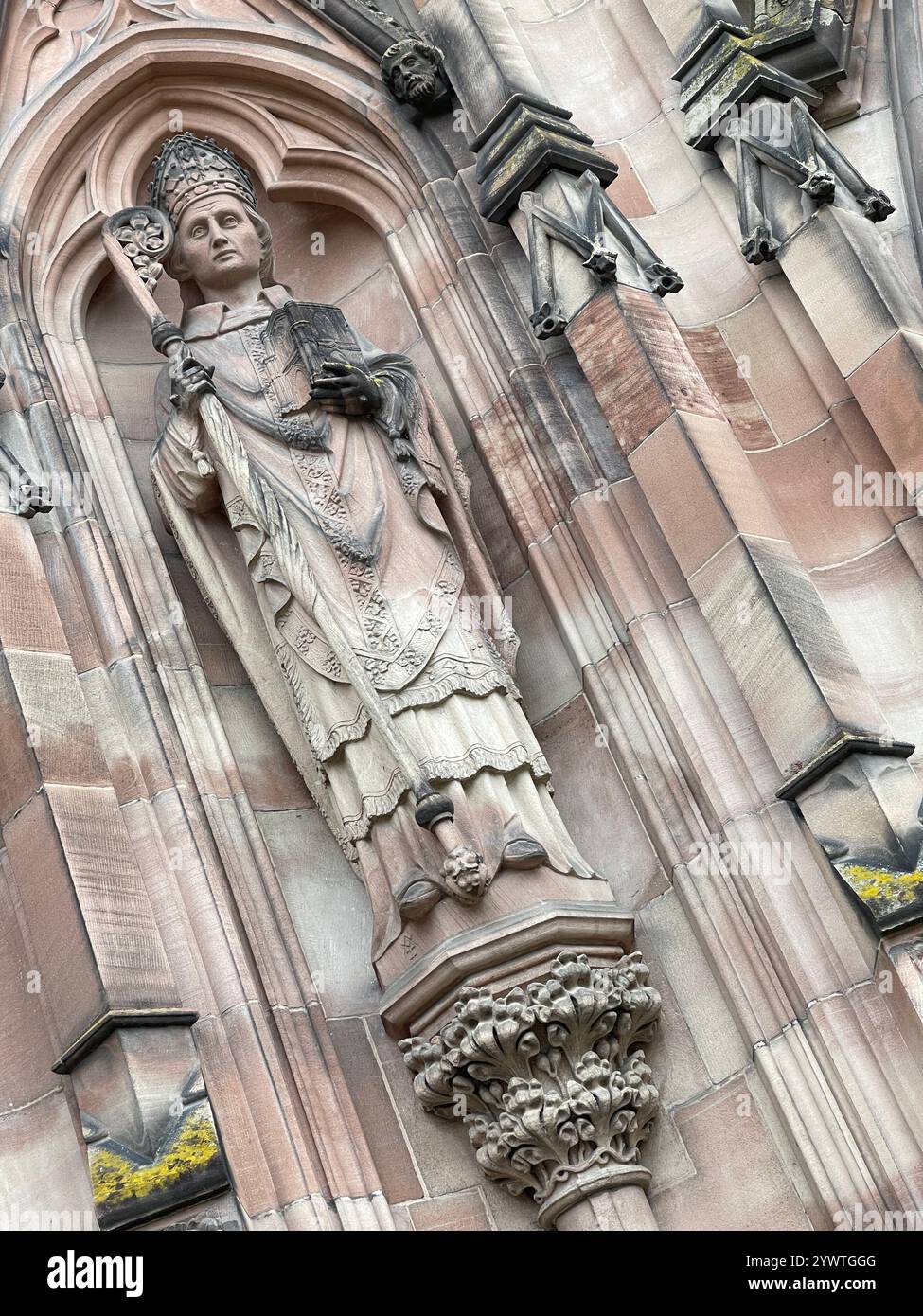 Bischofsstatue, Westhöhe Hereford Cathedral. UK Stockfoto