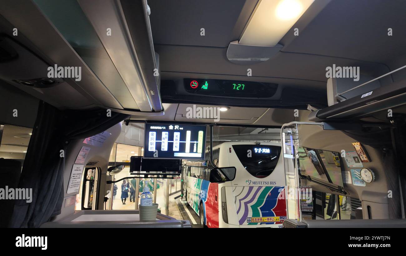 Dezember 2024 im Express-Bus nach Kanazawa am Bahnhof Nagoya, Nagoya City, Präfektur Aichi, Japan. Stockfoto