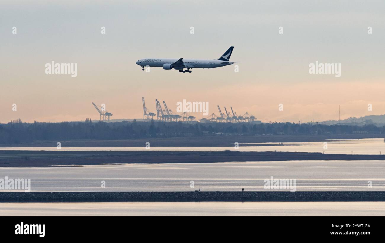 Vancouver, British Columbia, Kanada. Dezember 2024. Ein Cathay Pacific Boeing 777-300ER-Jetliner (B-KPZ), der beim Landeanflug zum Vancouver International Airport in die Luft gebracht wird. (Credit Image: © Bayne Stanley/ZUMA Press Wire) NUR REDAKTIONELLE VERWENDUNG! Nicht für kommerzielle ZWECKE! Stockfoto