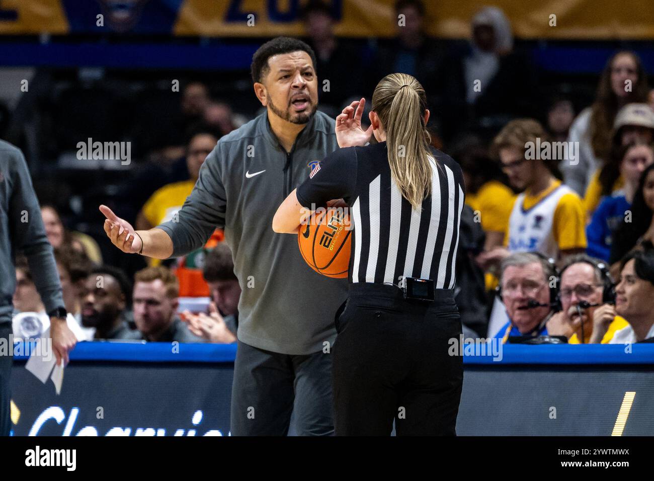 Pittsburgh, Pennsylvania, USA. Dezember 2024. Pitt Panthers Cheftrainer Jeff Capel spricht mit einem Beamten während des NCAA-Basketballspiels zwischen den Pitt Panthers und den Eastern Kentucky Colonels im Petersen Events Center in Pittsburgh, Pennsylvania. Brent Gudenschwager/CSM/Alamy Live News Stockfoto