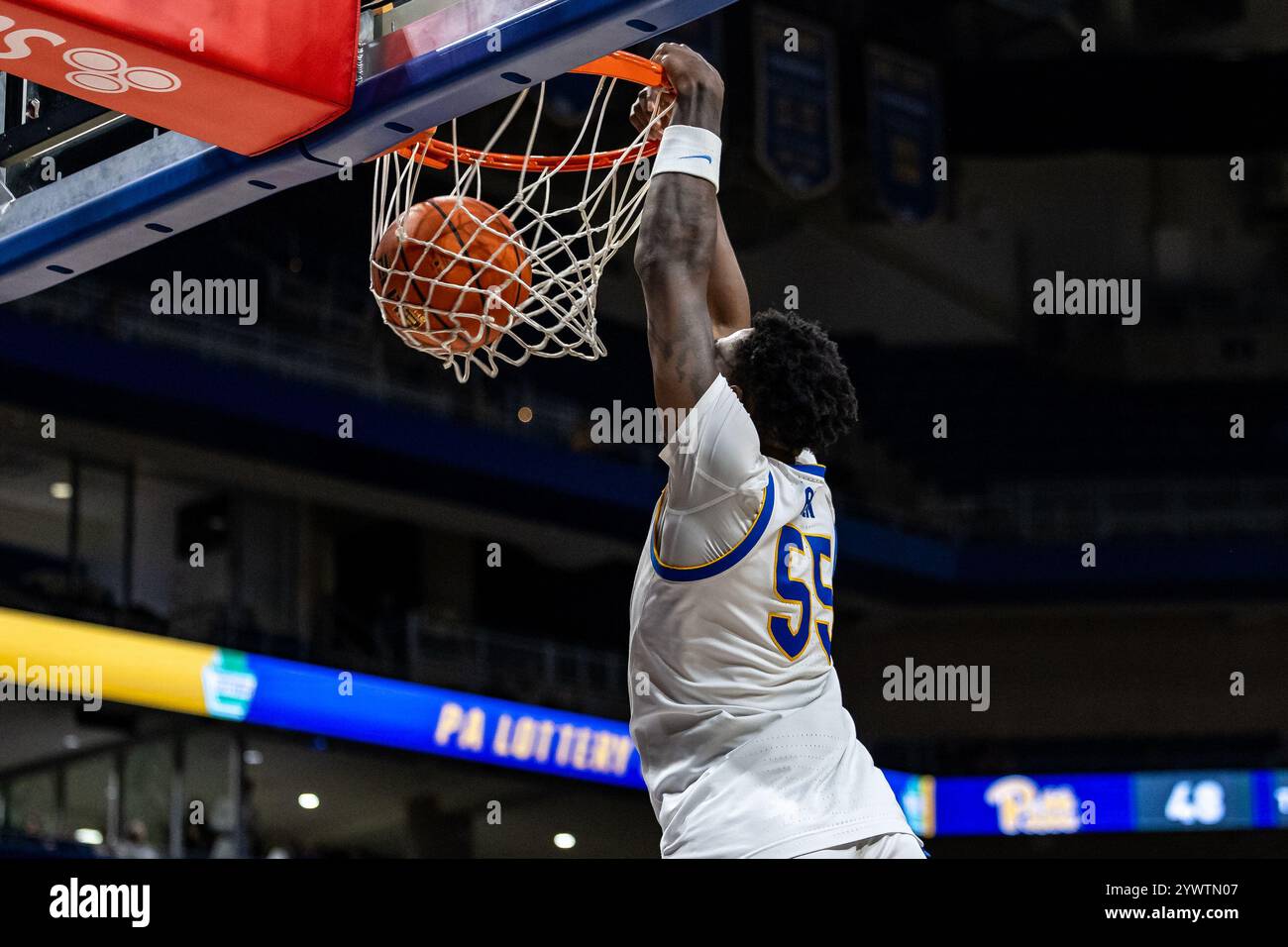 Pittsburgh, Pennsylvania, USA. Dezember 2024. Pitt Panthers Stürmer Zack Austin (55) stürzt während des NCAA-Basketballspiels zwischen den Pitt Panthers und den Eastern Kentucky Colonels im Petersen Events Center in Pittsburgh, Pennsylvania, einen Dunk. Brent Gudenschwager/CSM/Alamy Live News Stockfoto