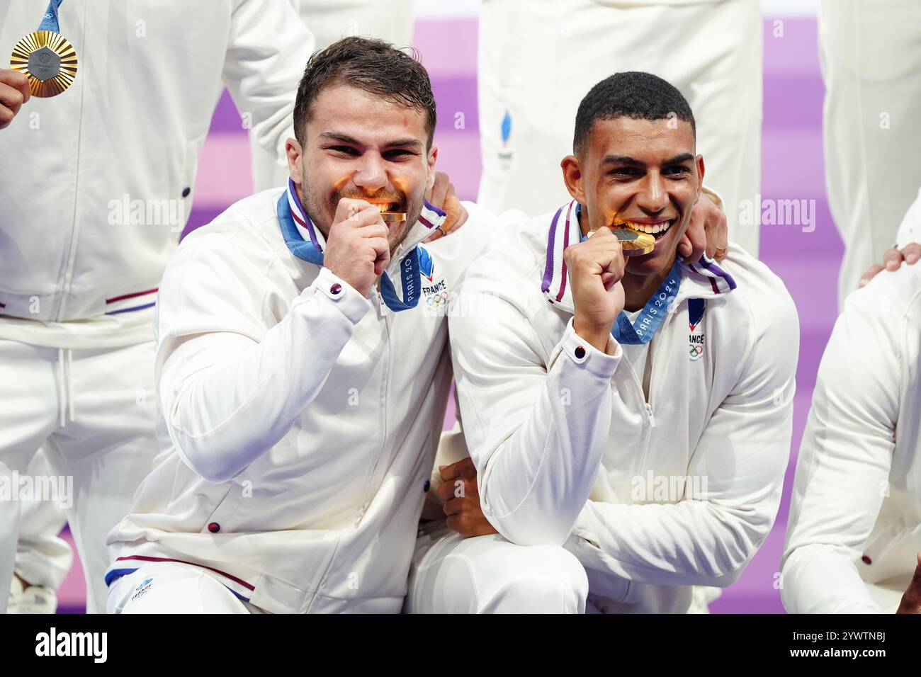 Dateifoto vom 27-07-2024 des französischen Antoine Dupont (links) und Aaron Grandididier Nkanang feiern am ersten Tag der Olympischen Spiele 2024 in Paris Gold nach dem Rugby Sivens-Goldmedaillenspiel gegen Fidschi. Es gab viele Gründe für das französische Publikum zu feiern, nicht zuletzt Rugby-union-Held Antoine Dupont, der die Gastgeber beim Rugby Sivens-Turnier der Männer zum Gold führte, und Judo-Ikone Teddy Riner, der sein drittes Karrieremuster auf der Matte beim Champ de Mars holte. Ausgabedatum: Donnerstag, 12. Dezember 2024. Stockfoto