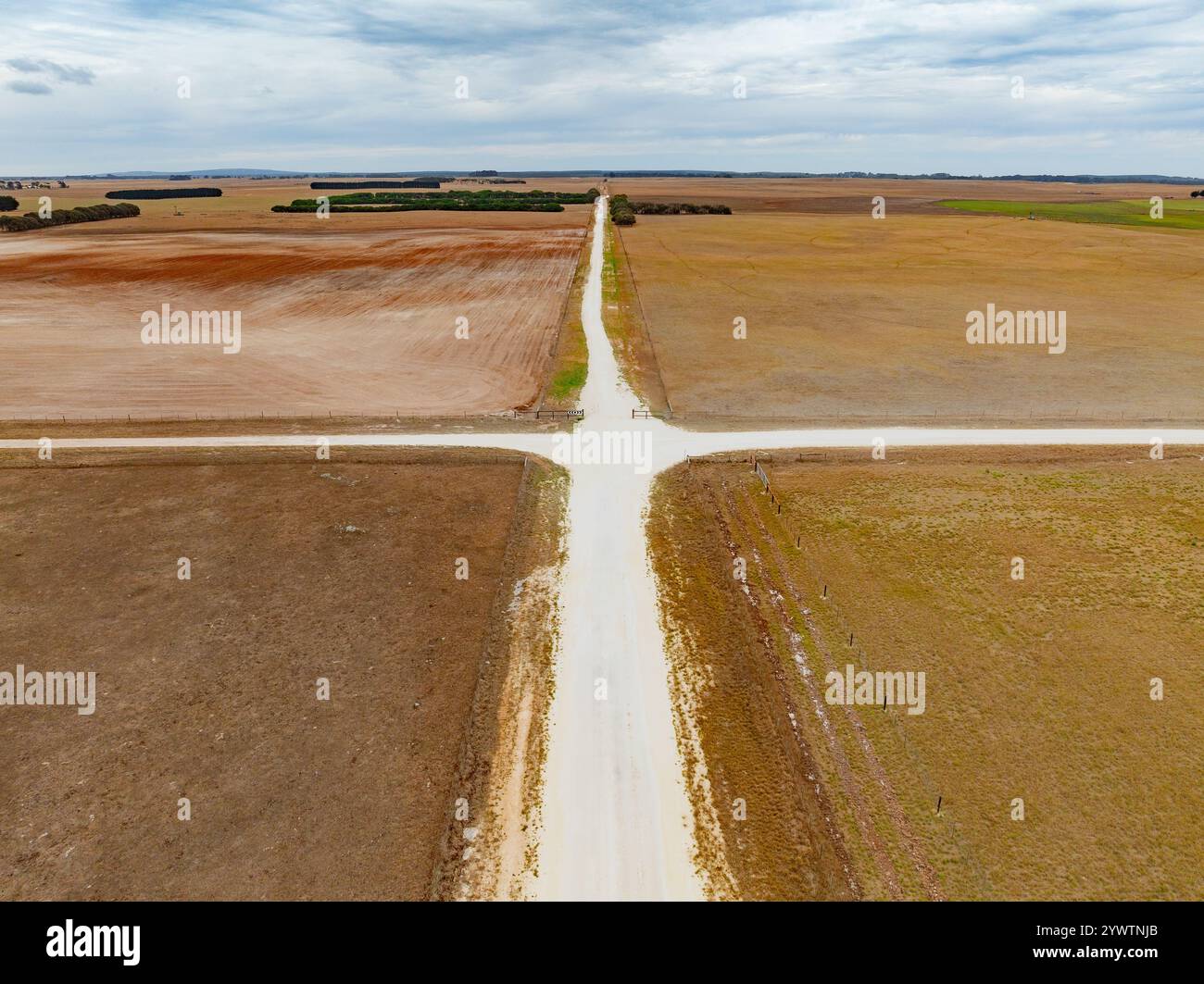 Aus der Vogelperspektive zweier Schmutzstraßen, die sich mitten im kargen ländlichen Ackerland am Mt Schank in South Australia kreuzen Stockfoto