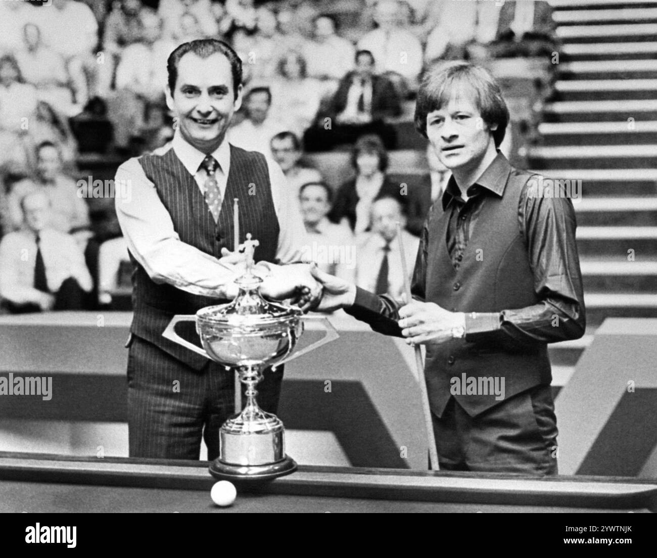 Dateifoto vom 15.05.1982 von Ray Reardon (links) und Alex Higgins, mit dem Embassy World Championship Cup vor dem zweitägigen Snooker-Finale 35. Der walisische Snooker-große Reardon war sechsmal Weltmeister, mit dem Finale dieser Triumphe im Jahr 1978 war er der älteste Mann, der die Krone beanspruchte, bis Ronnie O’Sullivan diese im Jahr 2022 übertroffen hatte. Er starb im Juli im Alter von 91 Jahren. Ausgabedatum: Donnerstag, 12. Dezember 2024. Stockfoto