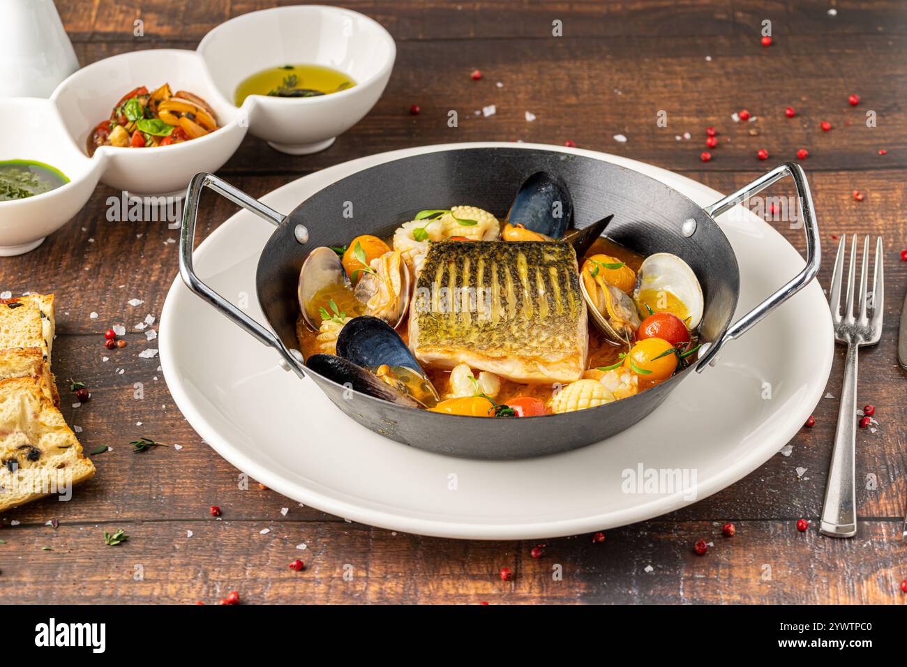 Bouillabaisse Meeresfrüchte-Eintopf mit Fisch, Muscheln, Garnelen und Tintenfischen Stockfoto