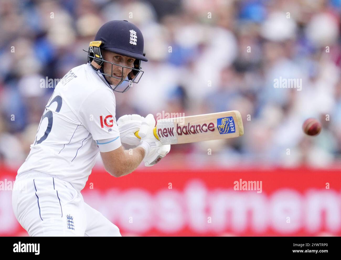 Dateifoto vom 27.07.2024 von Joe Root, der 12.000 Testläufe mit 87 übertroffen hat und Jamie Smith 95 in nur seinem vierten Innings auf der obersten Ebene erreichte, um England auf Kurs für einen sauberen Sweep in seiner Serie gegen die Westindischen Inseln zu setzen. Ausgabedatum: Donnerstag, 12. Dezember 2024. Stockfoto