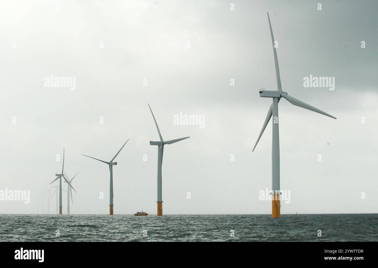 Aktenfoto vom 08/08 des Offshore-Windparks Inner Dowsing in der Nordsee. Die im schottischen Haushalt für Offshore-Windenergie zugesagten 150 Millionen Pfund werden eine "nachhaltige Lieferkette" schaffen, die Schottland für die kommenden Jahre zugute kommen wird, sagte ein Minister. Die amtierende Net Zero Sekretärin Gillian Martin sagte, dass die Summe, die Shona Robison in ihrer Haushaltsrede letzte Woche angegeben hat, das zweite Jahr eines Engagements von 500 Millionen Pfund für Offshore-Windenergie darstellt. Ausgabedatum: Donnerstag, 12. Dezember 2024. Stockfoto