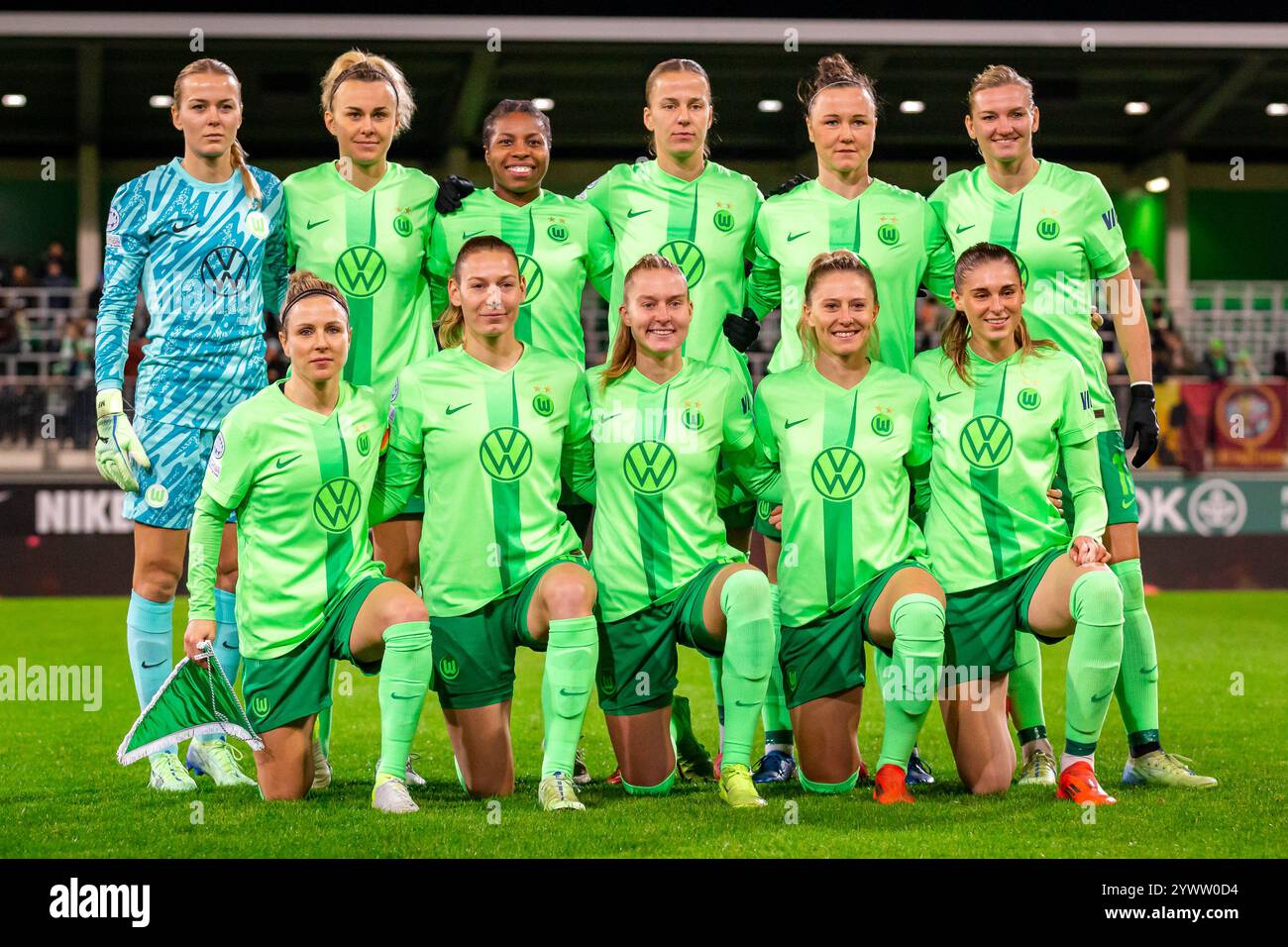 Wolfsburg, Deutschland. Dezember 2024. Das Startelf von Wolfsburg für das UEFA Women's Champions League Spiel zwischen Wolfsburg und Roma im AOK Stadion in Wolfsburg. Quelle: Gonzales Photo/Alamy Live News Stockfoto