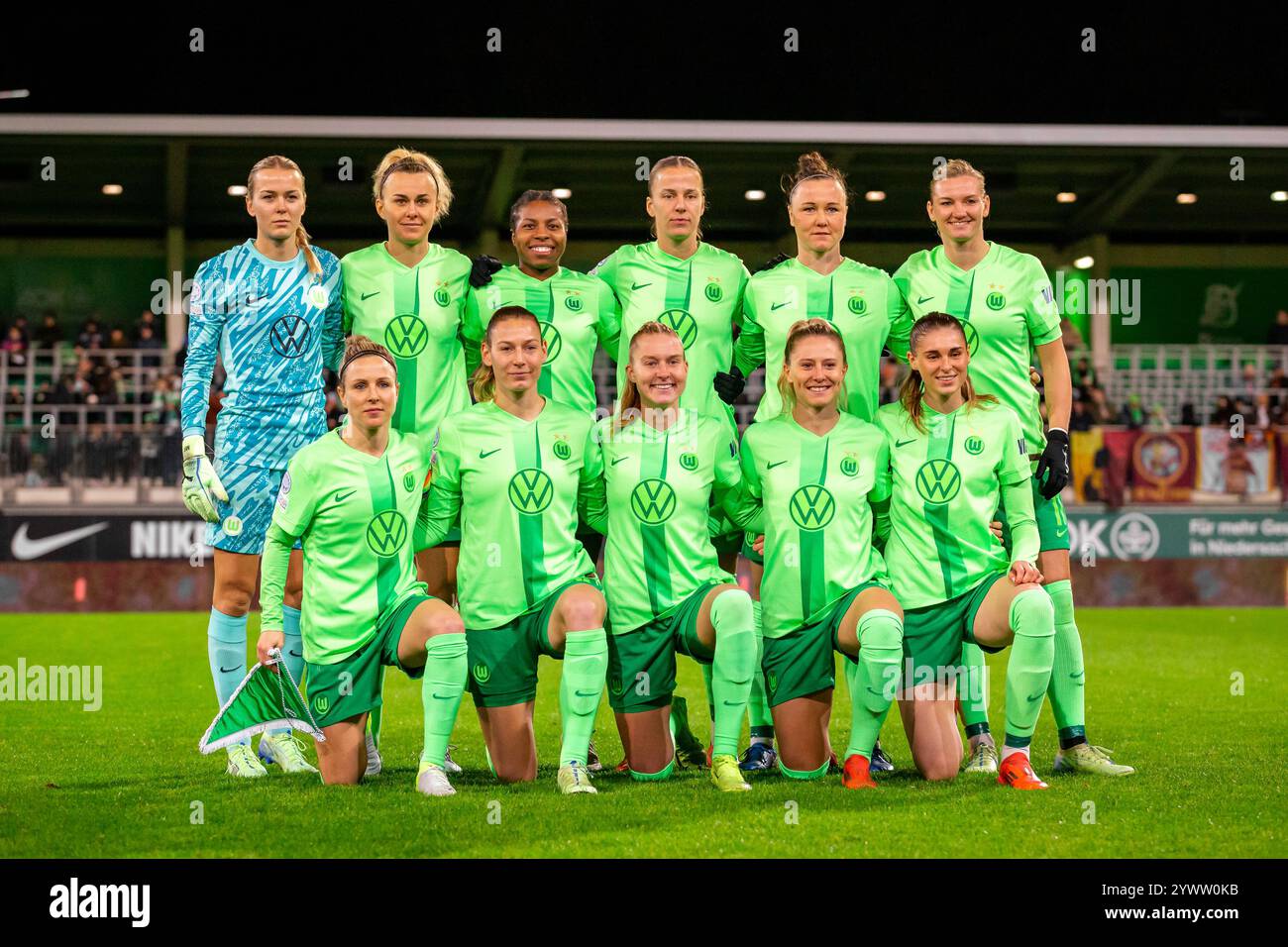 Wolfsburg, Deutschland. Dezember 2024. Das Startelf von Wolfsburg für das UEFA Women's Champions League Spiel zwischen Wolfsburg und Roma im AOK Stadion in Wolfsburg. Quelle: Gonzales Photo/Alamy Live News Stockfoto