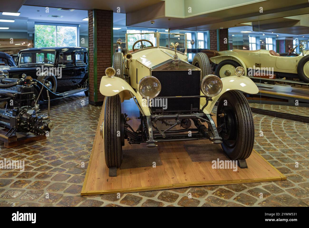 ARKHANGELSKOYE, RUSSLAND - 26. AUGUST 2020: Rolls-Royce Silver Ghost Car im Technischen Museum Vadim Zдорожno. Vorderansicht Stockfoto