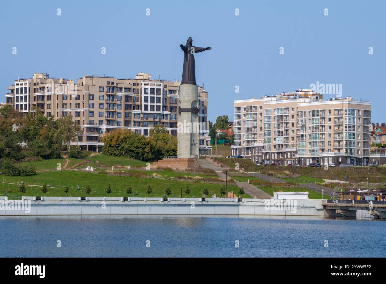 TSCHEBOKSARY, RUSSLAND - 03. SEPTEMBER 2024: Blick auf das Denkmal der Patronin an einem sonnigen Septembertag Stockfoto