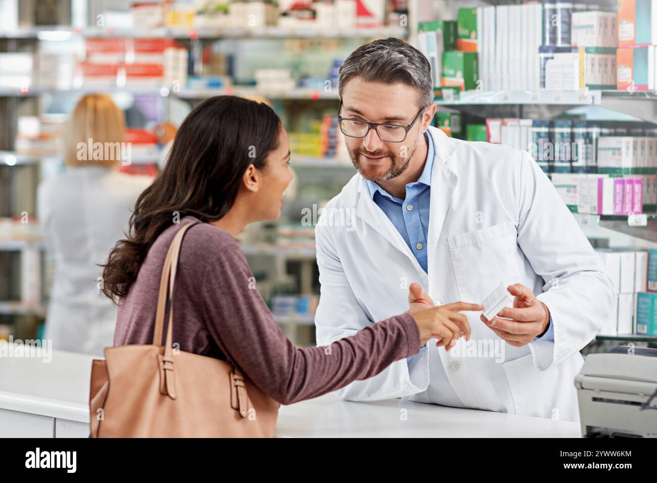 Medizin, Apotheker und helfende Frau von der Gegenstelle für Pillen Nebenwirkungen, verschreibungspflichtige Medikamente Dosierung und Beratung. Apotheke, reifer Mann und Kunde Stockfoto