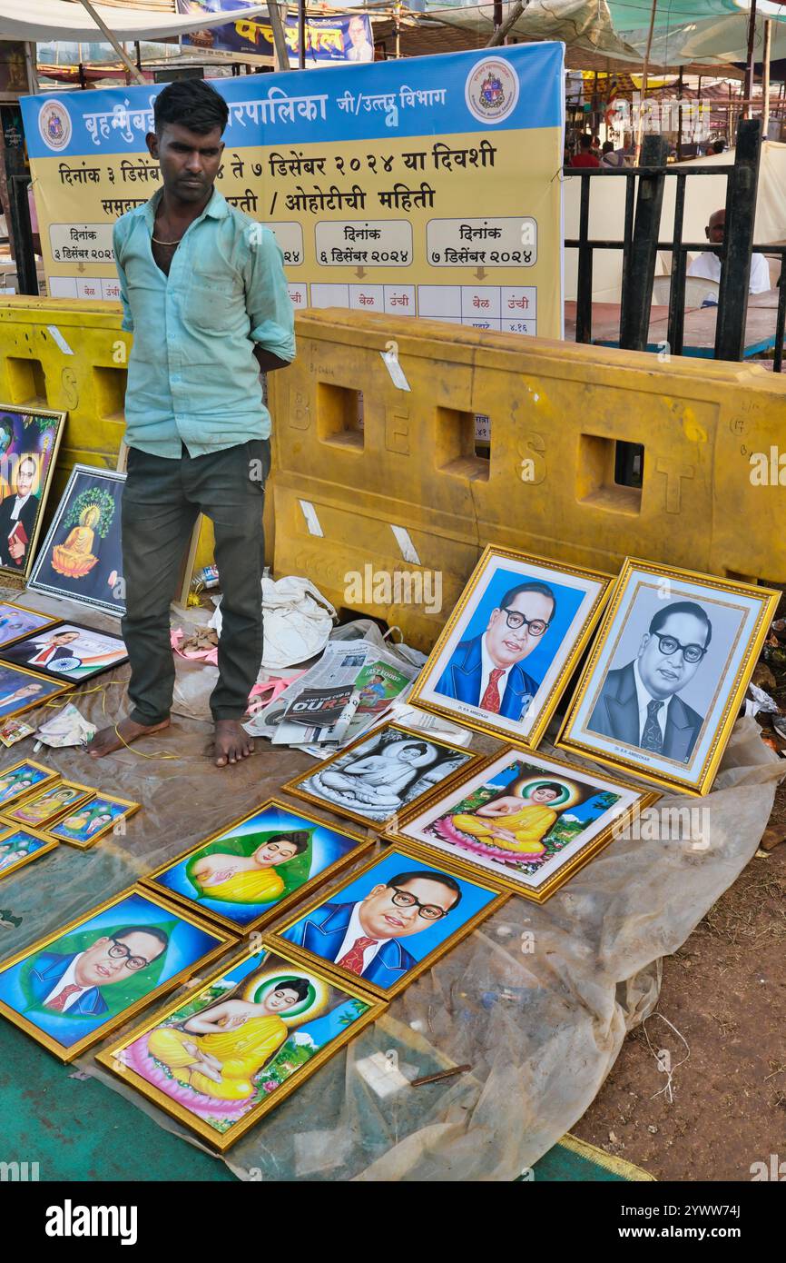 Anlässlich des Todestages von B. R. Ambedkar, Gründer einer neo-buddhistischen Bewegung, werden Bilder von ihm und Buddha in Mumbai, Indien, verkauft Stockfoto