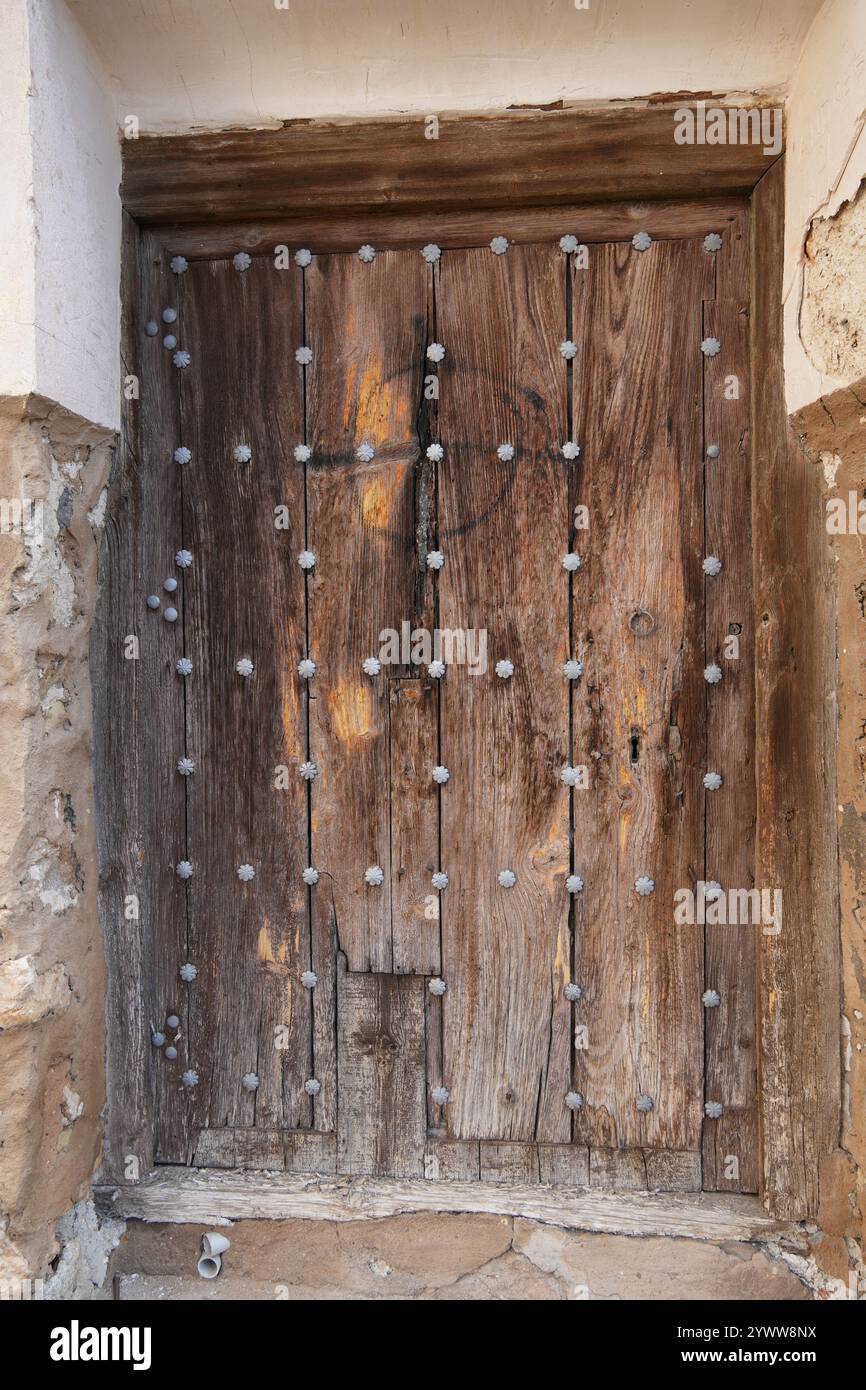 Historische, alte Holztüren in der alten spanischen Stadt Cuenca, Spanien, Europa. Stockfoto