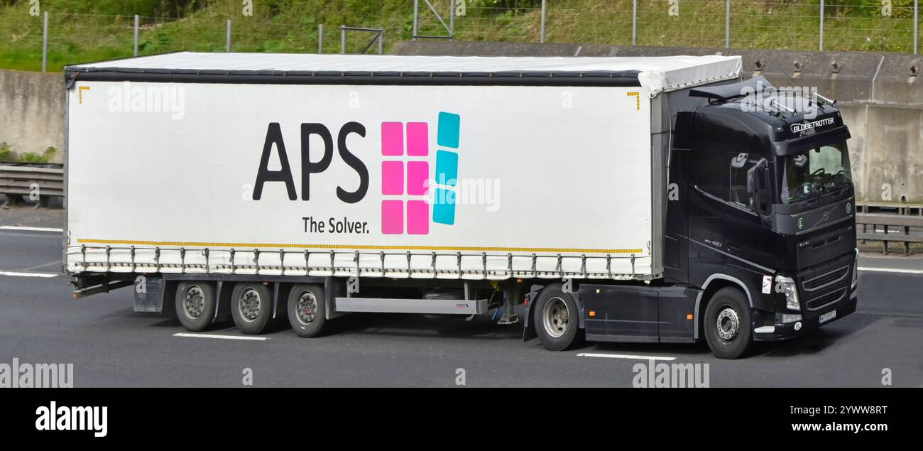 Eine internationale APS-Servicemarke und -Marke, die Unternehmen und Fahrzeugflottenanlagen beim Transport von Waren durch Europa und Asien auf der M25 England UK vereint Stockfoto