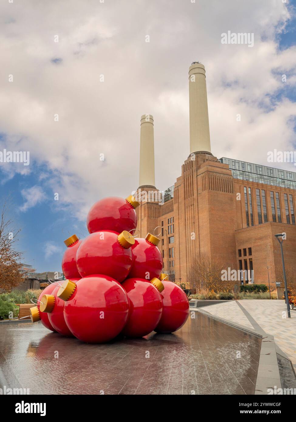 Riesige rote Kugeln im Wasser sind zu Weihnachten vor dem Battersea-Kraftwerk zu sehen. London. UK Stockfoto