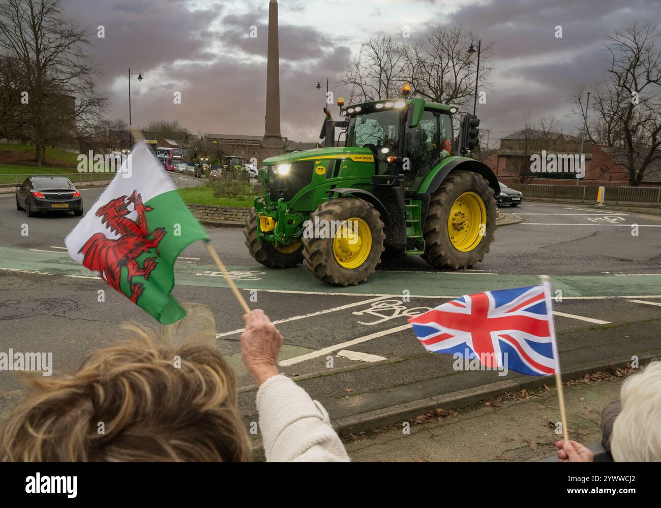 Anhänger schwenken die Flagge von Union Jack und Walisisch, während Traktoren durch das Stadtzentrum von York fahren, um gegen die jüngsten Steueränderungen für Landwirte zu protestieren. Stockfoto