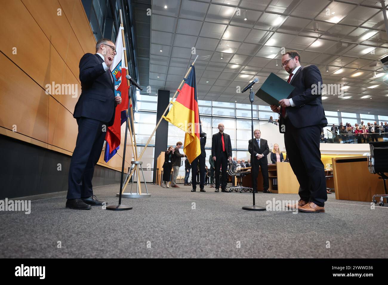 Erfurt, Deutschland. Dezember 2024. Mario Voigt (l, CDU) bei seiner Vereidigung als neuer Ministerpräsident. CDU-Politiker Voigt wurde zum neuen Ministerpräsidenten gewählt und leitet Deutschlands erste blackberry-Koalition. Quelle: Bodo Schackow/dpa/Alamy Live News Stockfoto