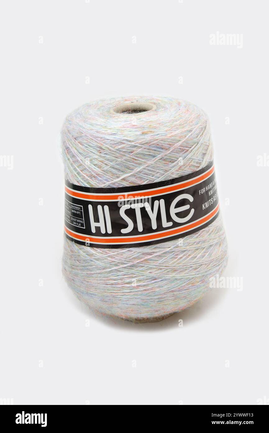 Hi Style weiß mit mehrfarbigem Flex Machine Strickgarn Cone Stockfoto
