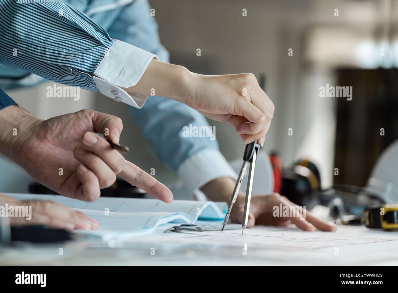 Ingenieur und Architekt arbeiten gemeinsam an der Entwurfsgestaltung in einer modernen Büroumgebung mit detaillierter technischer Planung Stockfoto