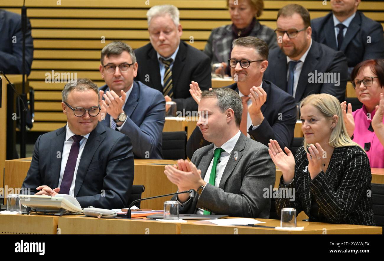 Erfurt, Deutschland. Dezember 2024. Mario Voigt (l, CDU) wird nach seiner Wahl zum neuen Ministerpräsidenten gratuliert. Voigt wurde zum neuen Ministerpräsidenten gewählt und leitet die erste deutsche blackberry-Koalition. - Recrop Credit: Martin Schutt/dpa/Alamy Live News Stockfoto