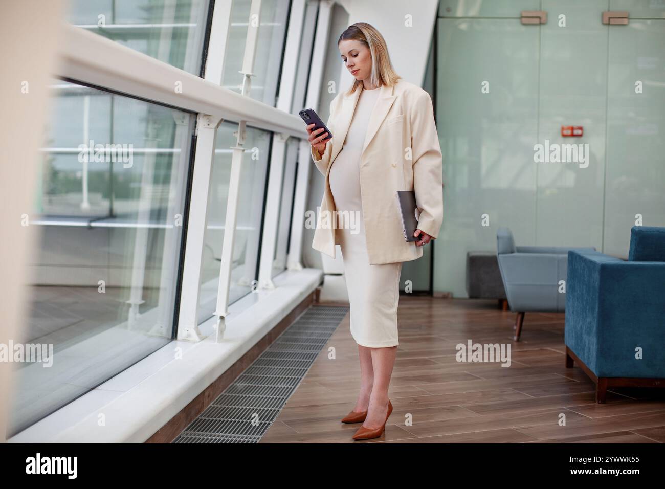 Starke weibliche Befähigung mit einer starken, selbstbewussten schwangeren Frau in einer Führungs- oder beruflichen Rolle, die andere mit ihrer Stärke und inspiriert Stockfoto