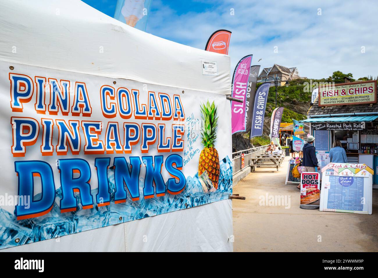 Farbenfrohe Schilder Banner für Fast Food und Getränke an der Towan Beach Promenade in Newquay in Cornwall, Großbritannien. Stockfoto