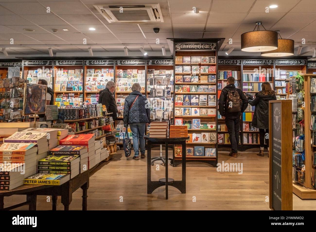 Das Innere eines Waterstones Bookshops im Stadtzentrum von Truro in Cornwall, Großbritannien. Stockfoto