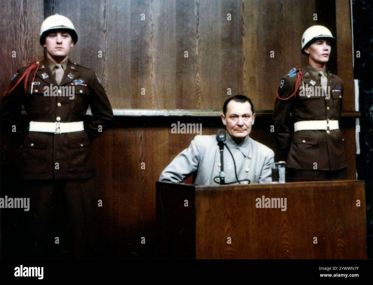 Deutscher Reichsmarschall, Kommandeur der Luftwaffe Hermann Göring (1893 - 1946) bei Kreuzverhör bei seinem Kriegsverbrechen in Raum 600 im Justizpalast während des Internationalen Militärgerichtshofs (IMT), Nürnberg, 1946 Stockfoto