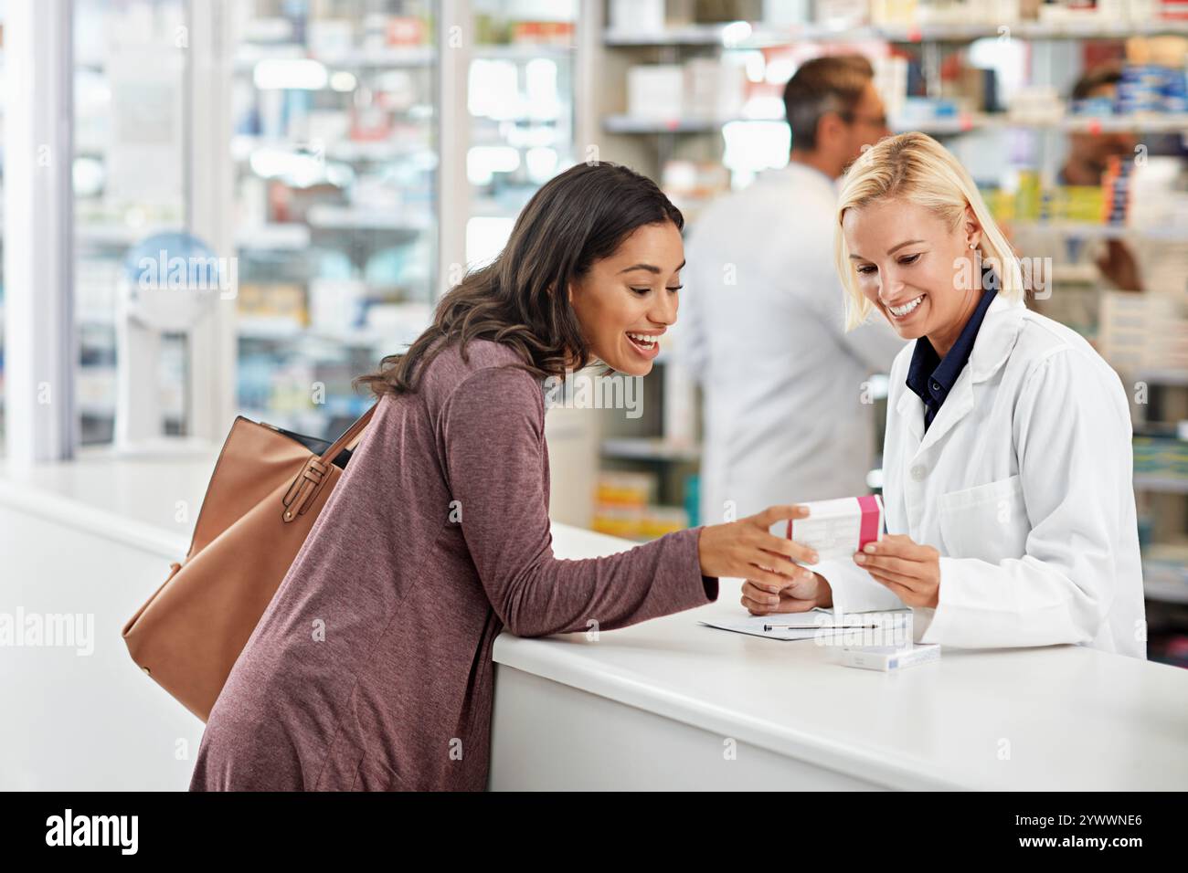 Drogerie, Frau und beratender Apotheker mit Box für Pillen Nebenwirkungen, verschreibungspflichtige Medikamente Dosierung und Beratung. Freundlich, fachkundig oder Kundenservice Stockfoto