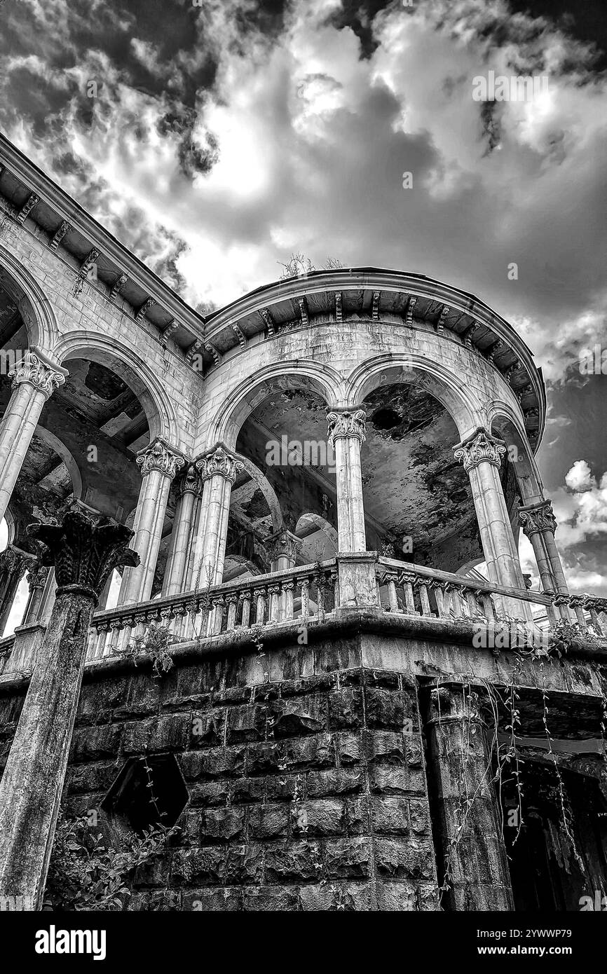 Die Ruinen des Sanatoriums Medea in Tskaltubo, Georgia, schwarz-weiß Stockfoto