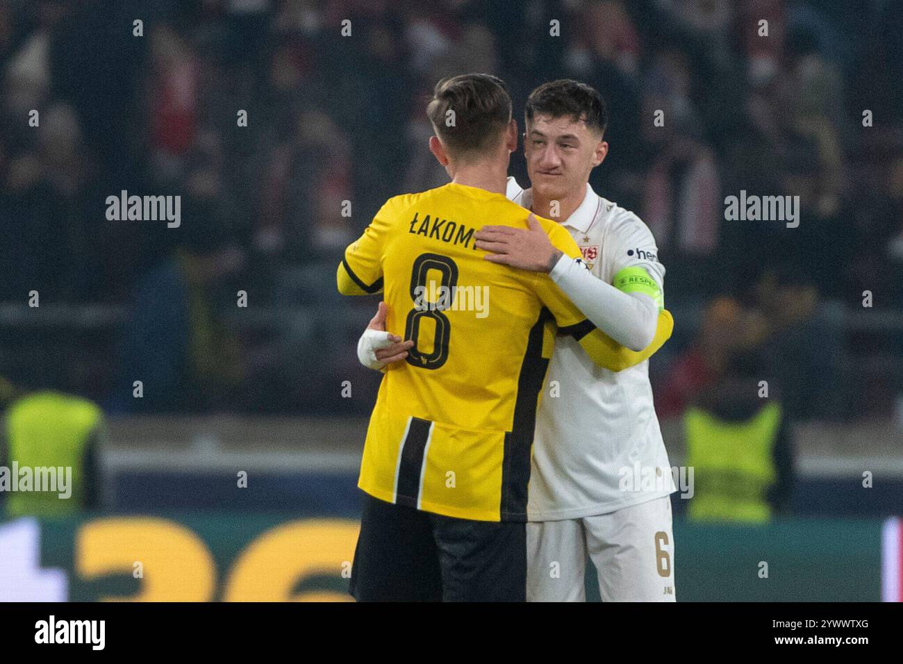 Stuttgart, Deutschland. Dezember 2024. Nach Spielende v.li. Lukasz Lakomy (BSC Young Boys Bern, #08)m Angelo Stiller (VfB Stuttgart, #06) GER, VfB Stuttgart vs. BSC Young Boys Bern, Fussball, Herren, UEFA Champions League, 6. Spieltag, Spielzeit 2024/2025, 11.12.2024, Foto: Eibner-Pressefoto/Wolfgang Frank Credit: dpa/Alamy Live News Stockfoto