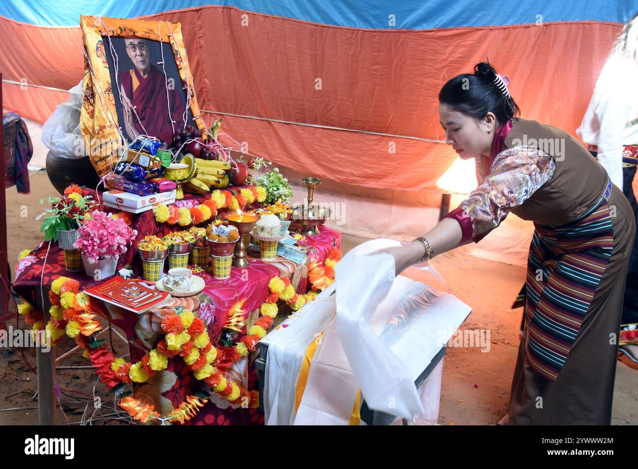 Bikaner, Indien. Dezember 2024. Tibetische Flüchtlinge zollen dem 14. Dalai Lama Tenzin Gyatso Tribut, der 1989 anlässlich des Menschenrechtstages den Friedensnobelpreis erhielt. (Foto: Dinesh Gupta/Pacific Press) Credit: Pacific Press Media Production Corp./Alamy Live News Stockfoto