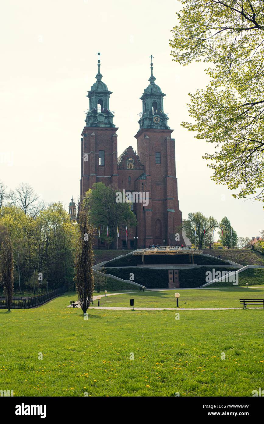 Historische Kathedrale von Gniezno in Großpolen, Polen, mit gotischer Architektur und kulturellem Erbe. Stockfoto