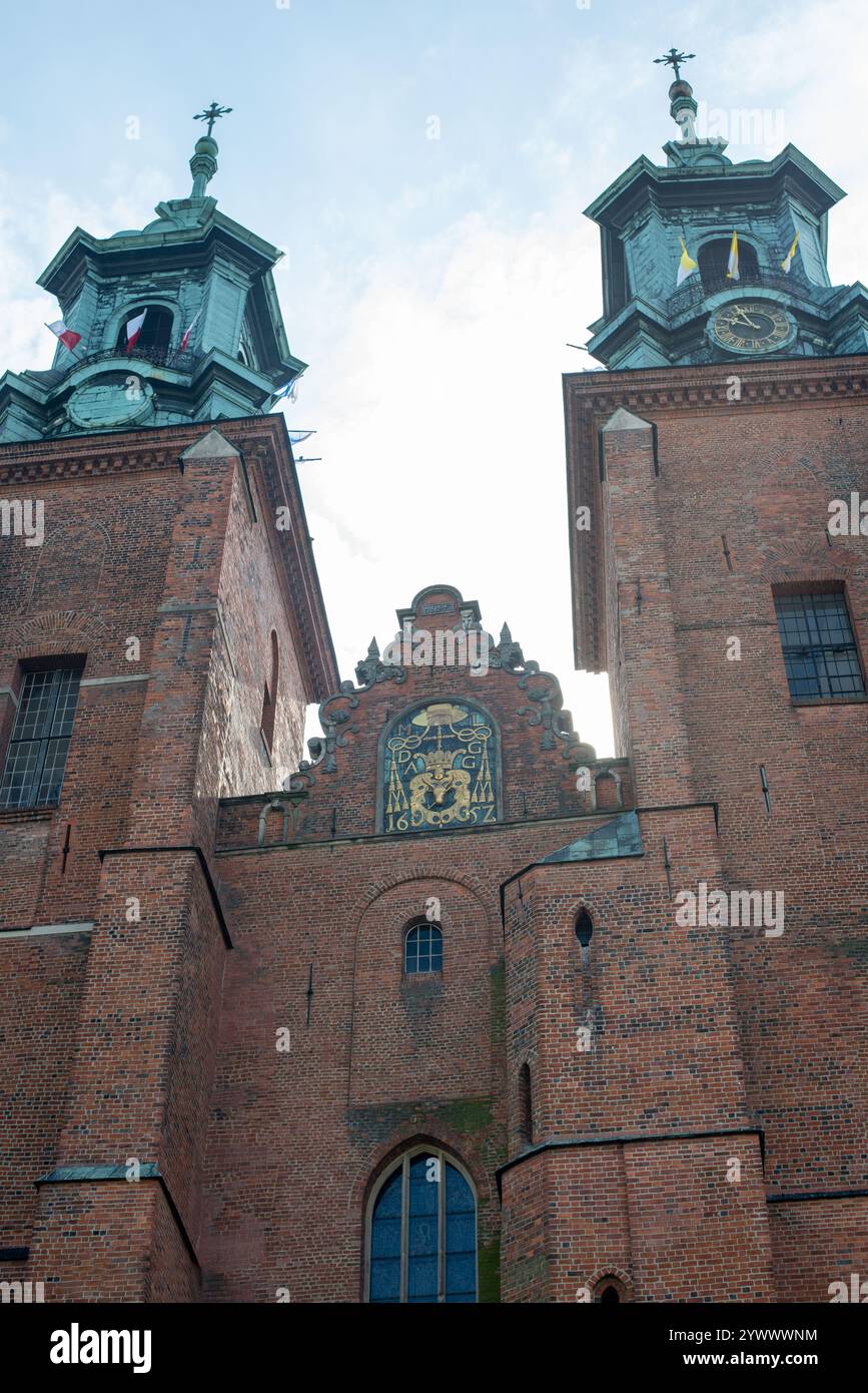 Historische Kathedrale von Gniezno in Großpolen, Polen, mit gotischer Architektur und kulturellem Erbe. Stockfoto