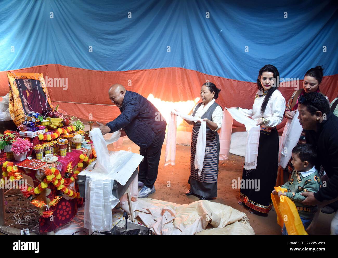 Bikaner, Rajasthan, Indien. Dezember 2024. Tibetische Flüchtlinge zollen dem 14. Dalai Lama Tenzin Gyatso Tribut, der 1989 anlässlich des Menschenrechtstages den Friedensnobelpreis erhielt. (Kreditbild: © Dinesh Gupta/Pacific Press via ZUMA Press Wire) NUR REDAKTIONELLE VERWENDUNG! Nicht für kommerzielle ZWECKE! Stockfoto