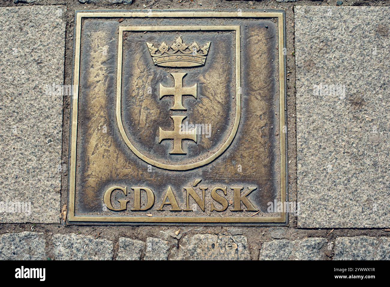 Wappen von Gdańsk auf dem Marktplatz von Gniezno, das die historischen Städte Polens symbolisiert Stockfoto