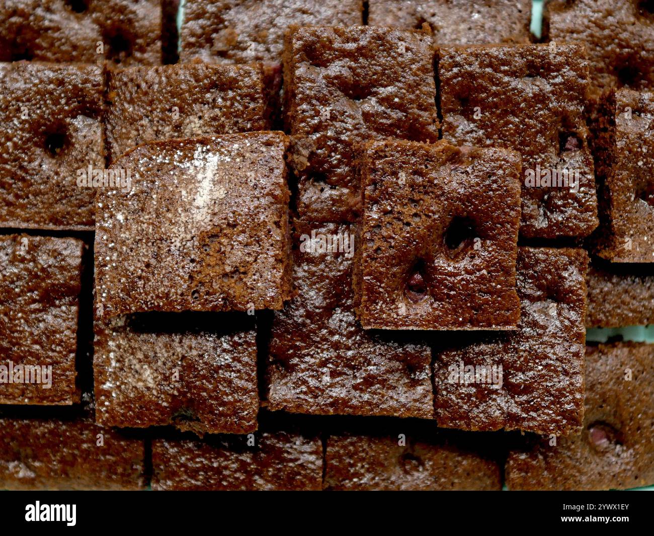 Lebkuchen mit Kirschen, gebacken für Kinder- und Jugendsportveranstaltungen. Weihnachtsgebäck mit süßem Genuss und festlichem Beifall. Stockfoto