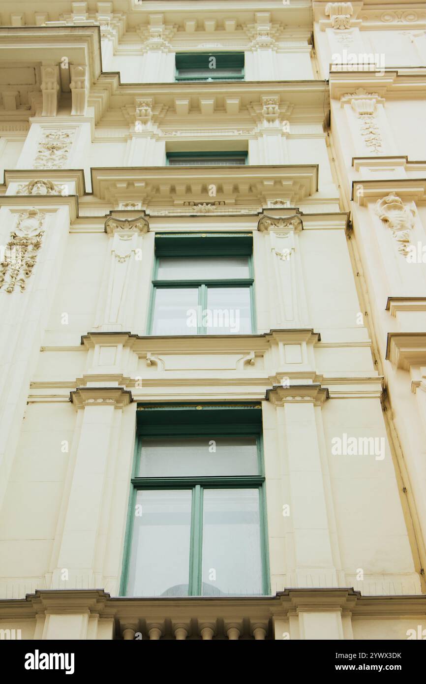 Wien, Österreich - 12. Mai 2019: Elitehaus, Nahaufnahme der Fenster. Fenster im Raw von unten nach oben. Alte Architektur des Wohnhauses Stockfoto