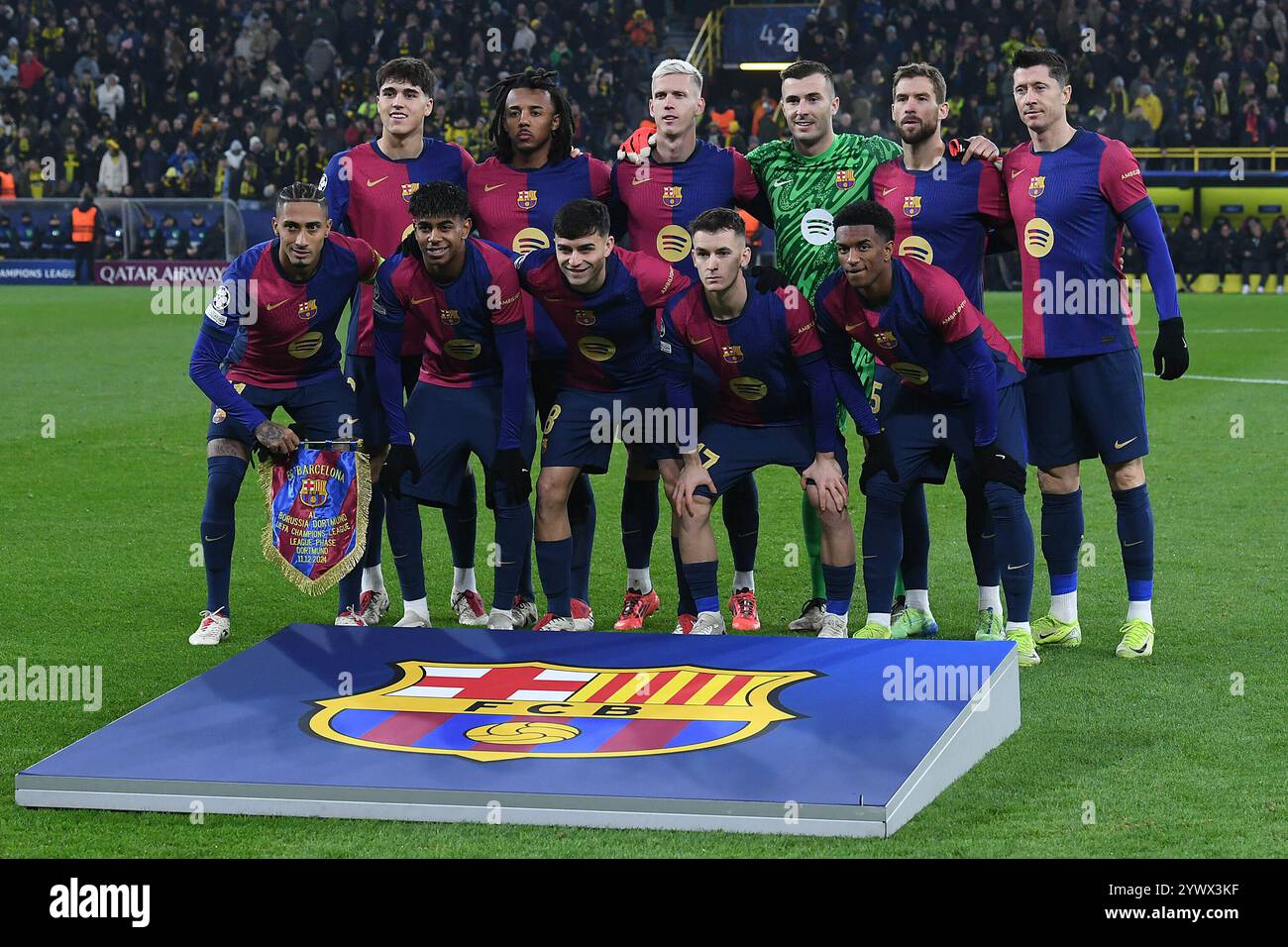 Fussball Champions League 6. Spieltag Borussia Dortmund - FC Barcelona am 11.12.2024 im Signal Iduna Park in Dortmund Mannschaftsfoto/Teamfoto FC Barcelona Hintere Reihe v.l.n.r.: Paul Cubarsi ( Barcelona ) - Jules Kounde ( Barcelona ) - Dani Olmo ( Barcelona ) - Inaki Pena ( Barcelona ) - Inigo Martinez ( Barcelona ) - Robert Lewandowski ( Barcelona ) Vordere Reihe v.l.n.r.: Raphinha ( Barcelona ) - Lamine Yamal ( Barcelona ) - Pedri Pedro Gonzalez Lopez ( Barcelona ) - Marc Casado ( Barcelona ) - Alejandro Balde ( Barcelona ) Foto: Revierfoto Stockfoto