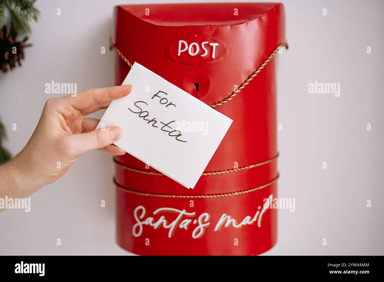 Festliche Mailbox für Weihnachtsbriefe während der Weihnachts- und Neujahrsfeiertage zu Hause Stockfoto