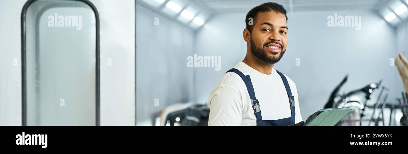 Ein erfahrener Mechaniker arbeitet an seiner Arbeit und zeigt Selbstvertrauen und Fachwissen in der Werkstatt. Stockfoto