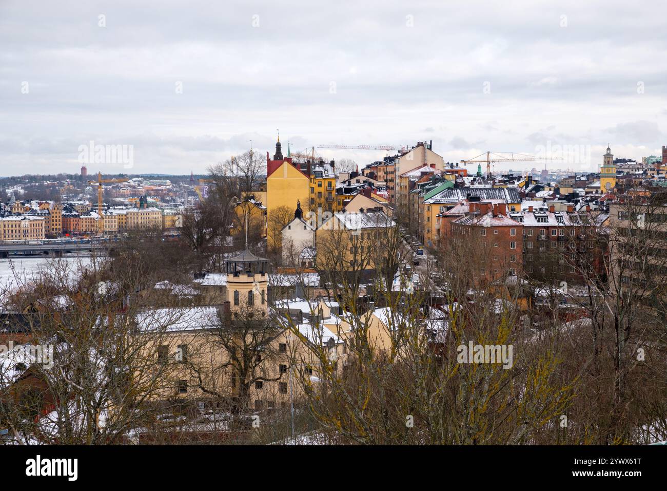 Der Winter in Stockholm bietet einen malerischen Blick auf schneebedeckte Dächer und Bäume. Das Stadtbild ist mit farbenfrohen Gebäuden geschmückt, die den Saibling zeigen Stockfoto