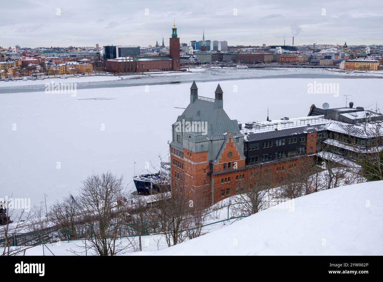 Schnee bedeckt die Landschaft in Stockholm und unterstreicht die wunderschöne Architektur entlang des Ufers. Stockfoto