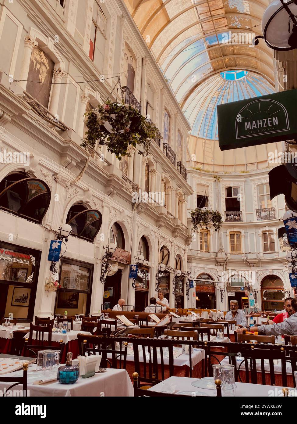 Pasajı ist eine historische Passage zwischen 2 Straßen mit kunstvoller Architektur, Geschäften und Cafés Stockfoto