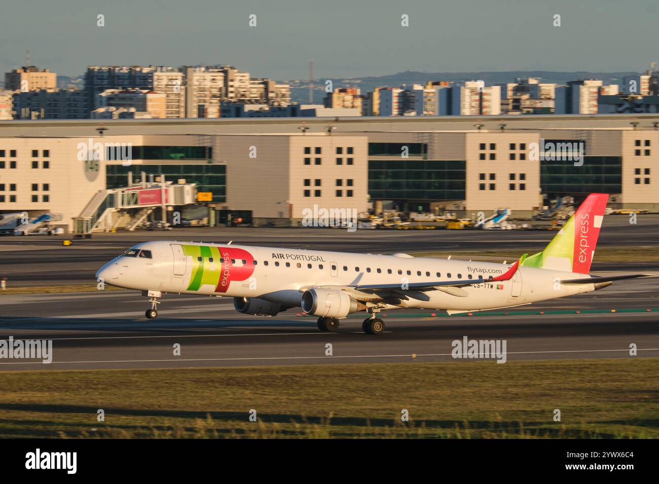 TAP Air Portugal Airbus Embraer E195AR Passagierflugzeug startet am Flughafen Humberto Delgado in Lissabon Stockfoto