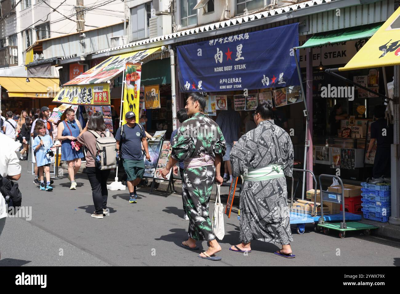 Zwei Sumo-Wrestler spazieren durch die Straßen des Tsukiji Outer Market in Tokio, Chuo City, Japan, Asien. t Stockfoto