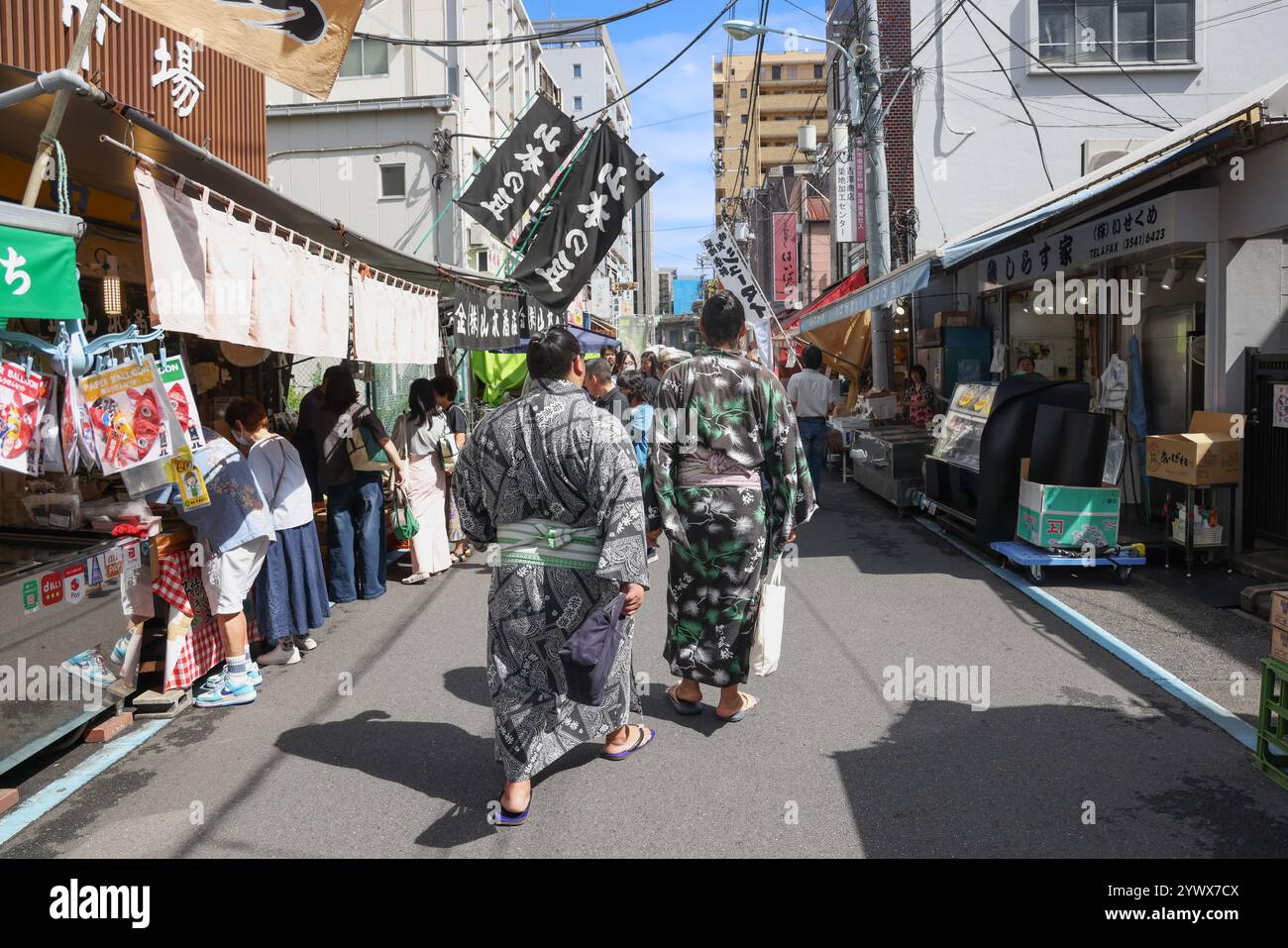 Zwei Sumo-Wrestler spazieren durch die Straßen des Tsukiji Outer Market in Tokio, Chuo City, Japan, Asien. Stockfoto