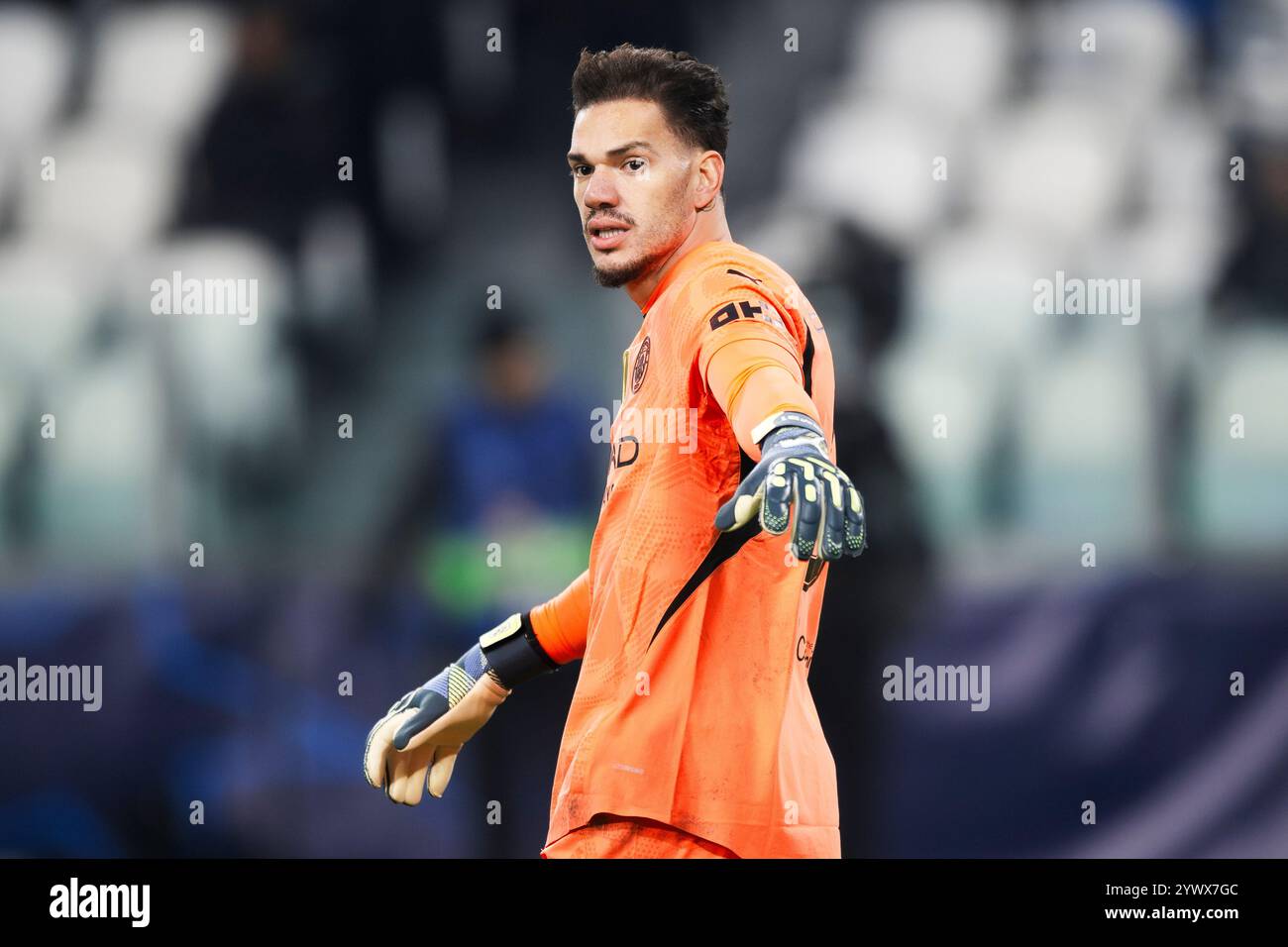 Turin, Italien. 11. Dezember 2024. Ederson Santana de Moraes vom Manchester City FC Gesten während des Fußballspiels der UEFA Champions League 2024/25 zwischen Juventus FC und Manchester City FC. Quelle: Nicolò Campo/Alamy Live News Stockfoto